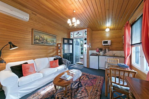 Hillside Country Retreat - Darwin Tourism 0