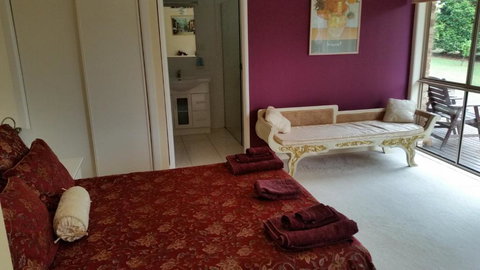 Hilltop Hideaway - Darwin Tourism 3