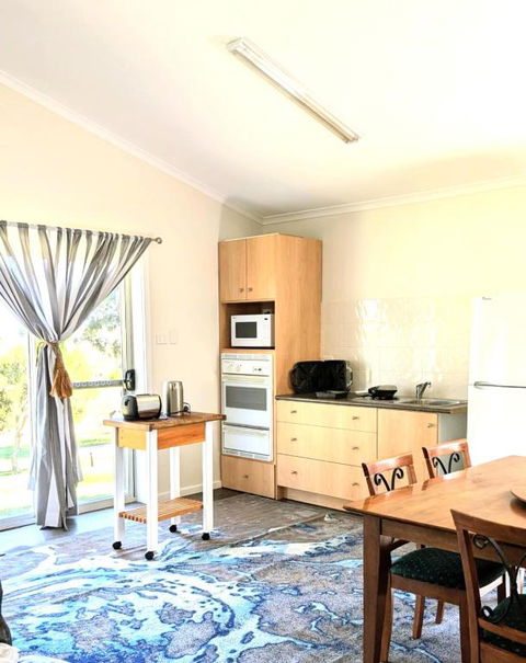 Hilltop Riverview Retreat - Darwin Tourism 3