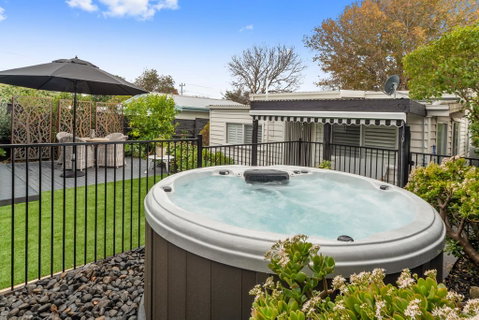Amber Cottage, Luxury Seaside Retreat With Outdoor Spa! - Darwin Tourism 1