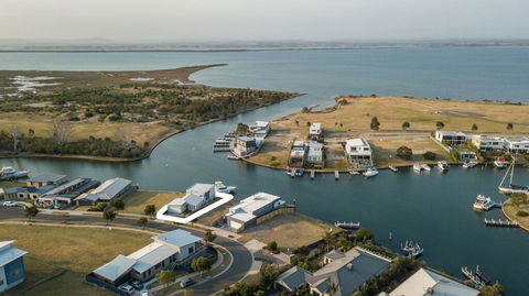 Anchored - Access To The Gippsland Lakes - Darwin Tourism 0