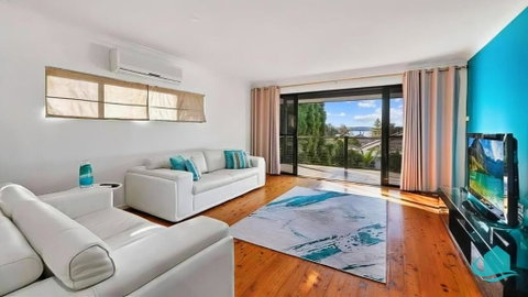 Macquarie Paradise - Family Entertainer - Darwin Tourism 0