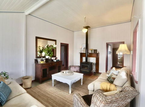 MAGNOLIA HOUSE ON THE CREEK - STANTHORPE - Darwin Tourism 1
