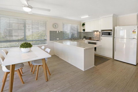 MAINSAIL8- MOOLOOLABA BEACH - Darwin Tourism 0