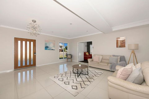 Modern Luxury Ocean Views - Darwin Tourism 3