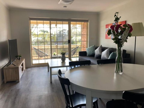 Modern 2BR Apartment With Parking - Darwin Tourism 0