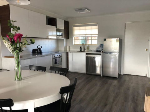 Modern 2BR Apartment With Parking - Darwin Tourism 2