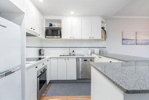 Modern And Homely 2BR Burke Crescent Apartment - Darwin Tourism 3