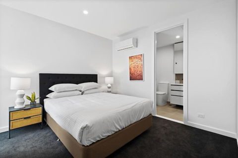 Modern Apartment On Burgundy Precinct & Parklands - Darwin Tourism 3