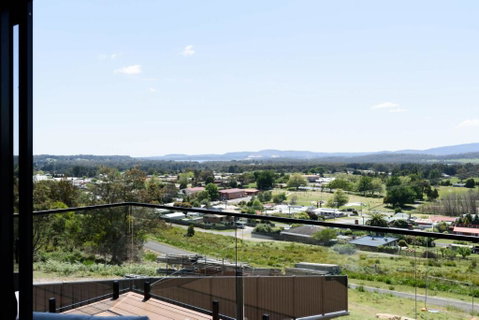 Modern Beaconsfield Retreat With Town Views - Darwin Tourism 1