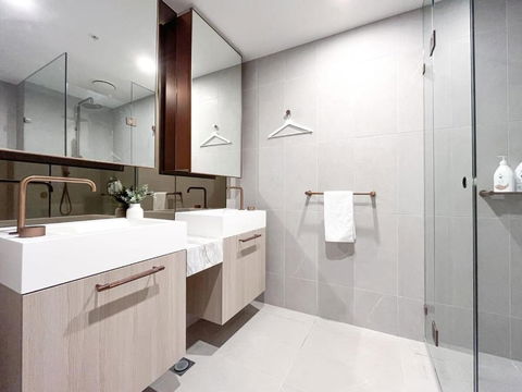 Modern Luxury 2B2B Sky Garden SmartTV - Darwin Tourism 1