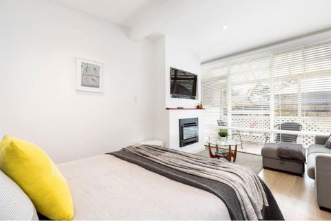 Modern Stylish Self-contained Studio Apartment - Darwin Tourism 2