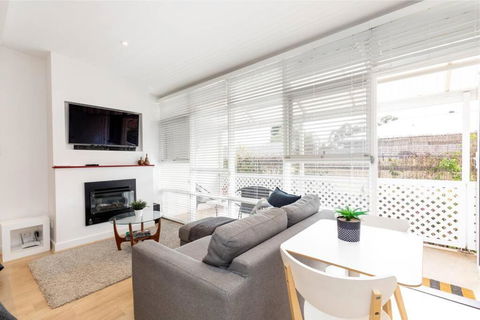 Modern Stylish Self-contained Studio Apartment - Darwin Tourism 1