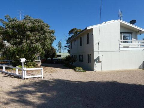 Moonta Bay Stylish Large Home 3 Min Walk From Beach And Jetty - Darwin Tourism 1
