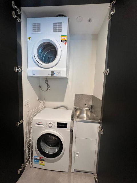New Modern 1BR Apt Near Dickson - Darwin Tourism 2