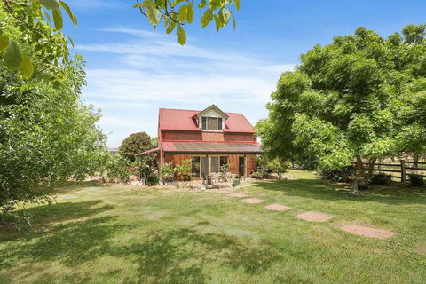 Mount Bolton Retreat - Darwin Tourism 0