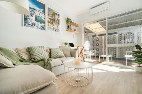PALMA - Couples Beach Shack! - Darwin Tourism 0