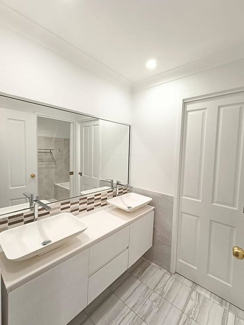 Peaceful Room In Modern Baulkham Hills Home - BH3 - Darwin Tourism 3