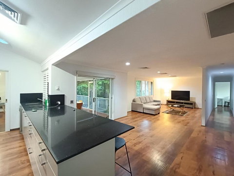 Peaceful Room In Modern Baulkham Hills Home - BH3 - Darwin Tourism 1