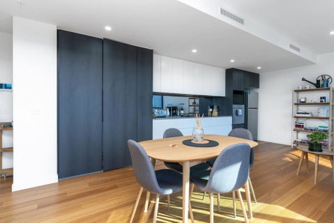 Perfectly Located 1BR BA Apartment - Darwin Tourism 2