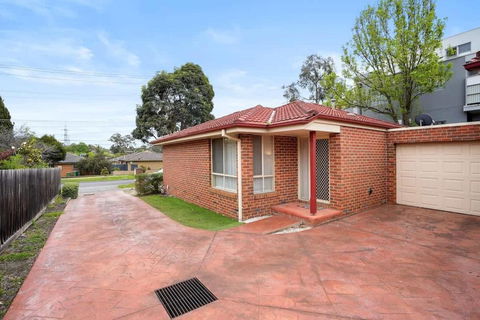 Perfectly Located Townhouse In Heart Of Ringwood - Darwin Tourism 0