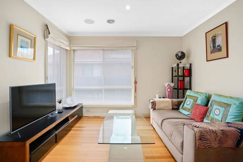 Perfectly Located Townhouse In Heart Of Ringwood - Darwin Tourism 1