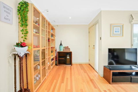 Perfectly Located Townhouse In Heart Of Ringwood - Darwin Tourism 3