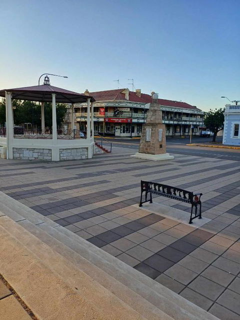 PETERBOROUGH HOTEL - Darwin Tourism 1