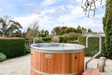 Petite Chateau Waterfront Chateau With Hot Tub - Darwin Tourism 3