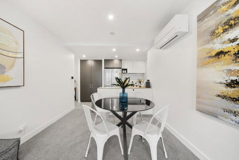 Phillip 2-Bed: Chic Interiors Amazing Amenities - Darwin Tourism 1