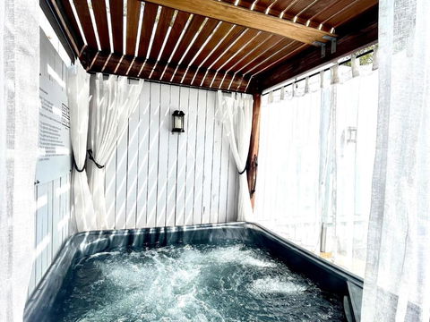 Private Outdoor Spa, Fire Pit - THE RETREAT COOLUM BEACH - Darwin Tourism 3