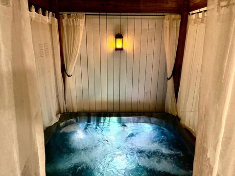 Private Outdoor Spa, Fire Pit - THE RETREAT COOLUM BEACH - Darwin Tourism 0