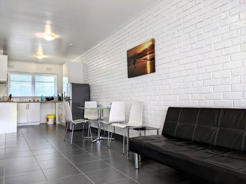 PROMO!!! 2-Bedroom Home Near Airport, Train Station! - Darwin Tourism 1