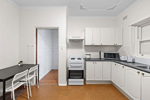 Quadruple Room - Near Transport & Shops - Shared Bathroom - Darwin Tourism 3