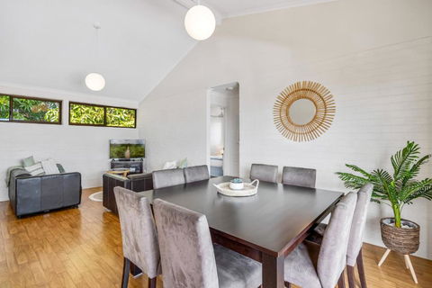 Quaint 2-Bed Beach Abode With Ocean Views - Darwin Tourism 1