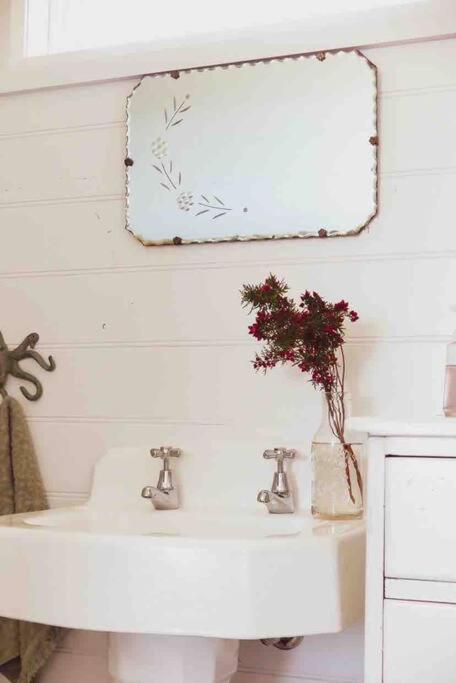 Quaint And Intimate 1-bed Seaside Cottage - Darwin Tourism 3