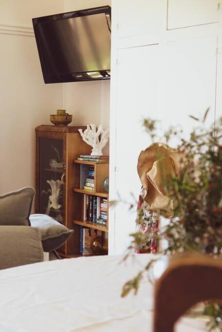 Quaint And Intimate 1-bed Seaside Cottage - Darwin Tourism 1