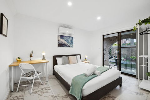 Quaint Double Room - Centrally Located At Glenfield - Shared Bathroom - Darwin Tourism 0