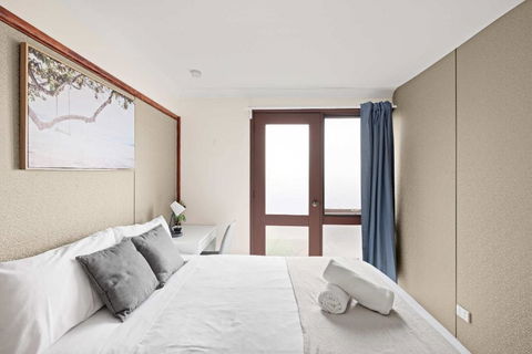 Quaint Double Room - Private Spot At Milperra - Shared Bathroom - Darwin Tourism 2