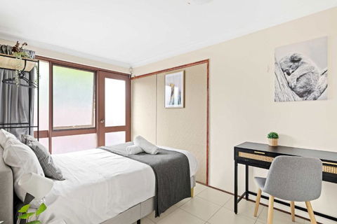 Quaint Double Room - Private Spot At Milperra - Shared Bathroom - Darwin Tourism 3
