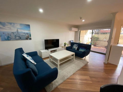 Quiet 2 Bedroom Apt In The Heart Of Old Kingston - Darwin Tourism 0