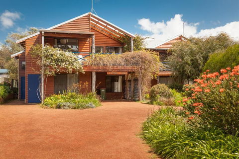 Rainbow House - Darwin Tourism 0