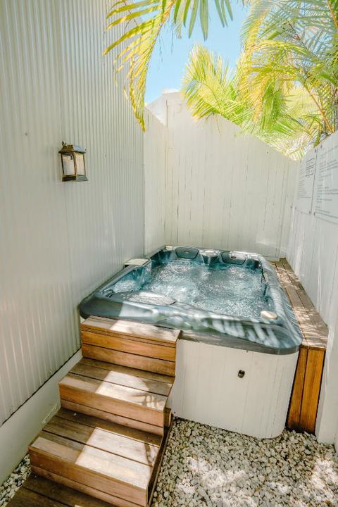 Private Outdoor Spa, Fire Pit, Cinema Room - THE COTTAGE COOLUM BEACH - Darwin Tourism 0