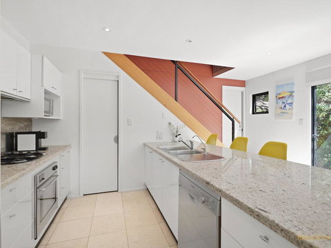 Avoca Beach Living - 84 Avoca Drive, Avoca Beach - Darwin Tourism 3