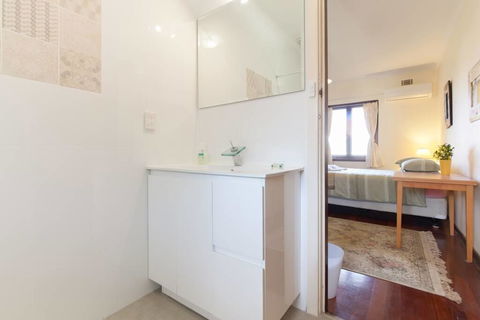 B8 Cafes, Resturants, UWA Close To SCGH - Darwin Tourism 0