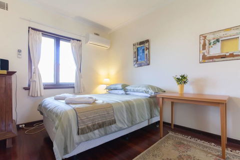 B8 Cafes, Resturants, UWA Close To SCGH - Darwin Tourism 3