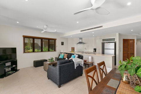 Beachfront Apartment With Ocean Views - Darwin Tourism 3