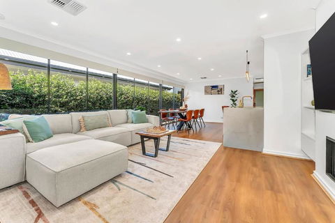 Redbrick Retreat - Generous Coastal Escape - Darwin Tourism 0