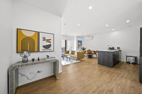 Refined 2-Bed With Luxurious Building Amenities - Darwin Tourism 1