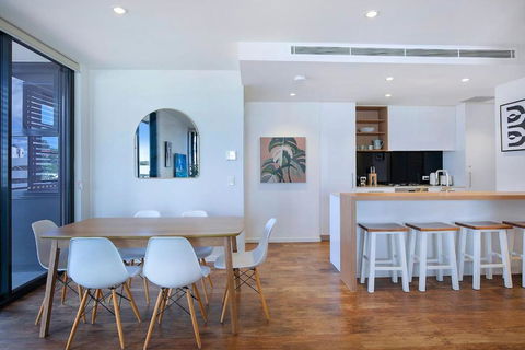Regatta Hideaway - A Breezy Balcony Residence - Darwin Tourism 2
